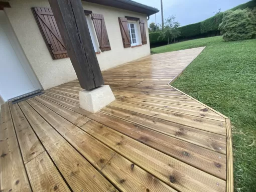 Pose d'une terrasse bois sur mesure à Nay
