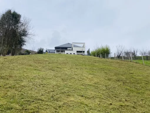 Tonte sur un terrain en pente à Asson, Nay, Vincentretien