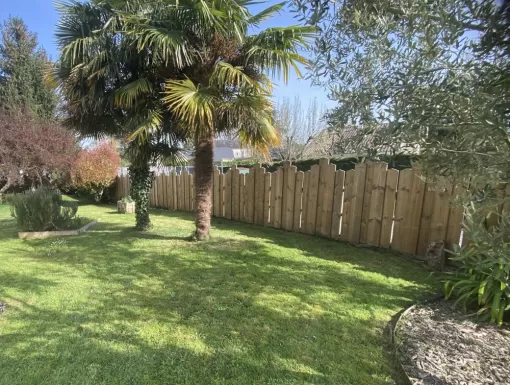 Pose de clôture en bois à Nay, Nay, Vincentretien