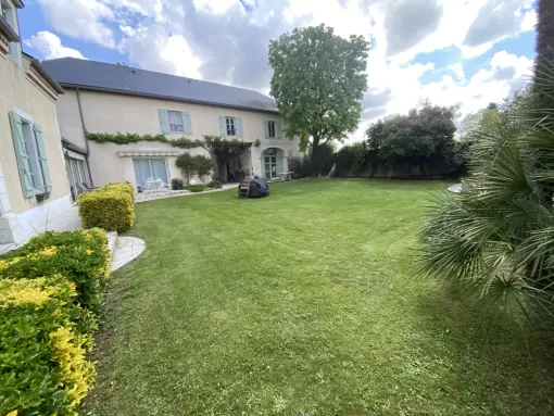 Tonte d'une pelouse et entretien régulier à Asson par Vincentretien, Nay, Vincentretien