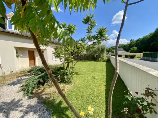 Entretien d’un terrain par un jardinier professionnel à Nay avec Vincentretien, Nay, Vincentretien