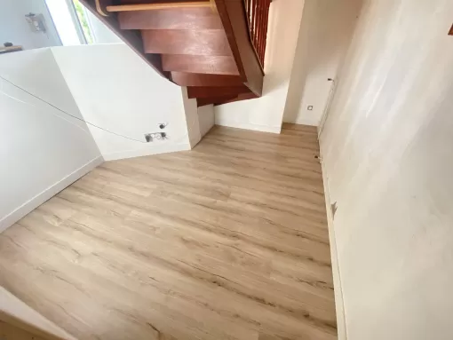 Pose d’un parquet flottant à Nay, Nay, Vincentretien