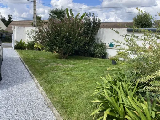 Tonte d’une pelouse à Nay, Nay, Vincentretien