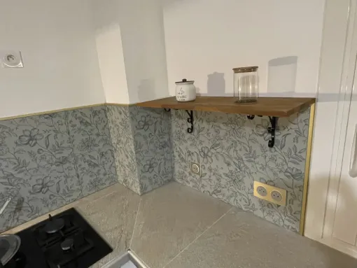 Pose d’une étagère dans une cuisine à Nay, Nay, Vincentretien