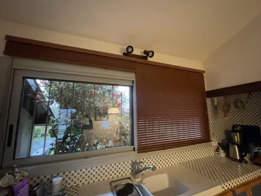 Pose de store vénitiens à Asson, Nay, Vincentretien