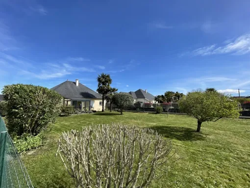 Taille d’arbustes à Nay, Nay, Vincentretien