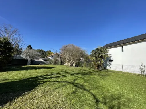 Tonte pelouse à Nay, Nay, Vincentretien