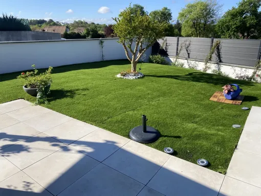 Pose d'une pelouse synthétique autour d'une maison à Pau, Nay, Vincentretien