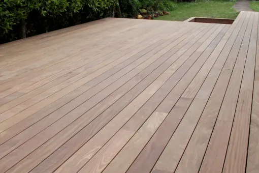 Terrasse en bois à Nay
