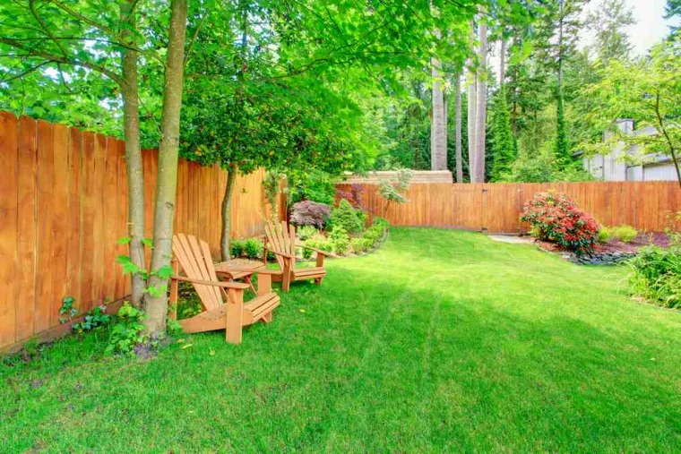 Installation de clôtures en bois pour délimiter une propriété privée, Nay, Vincentretien