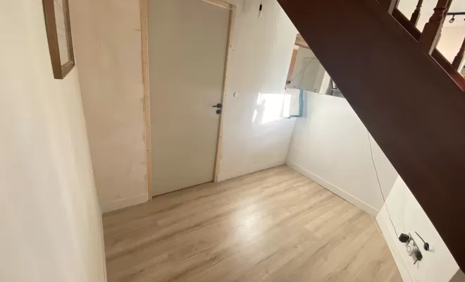 Pose d’un parquet flottant à Nay, Nay, Vincentretien