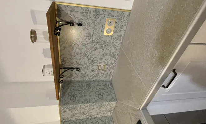 Pose d’une étagère dans une cuisine à Nay, Nay, Vincentretien