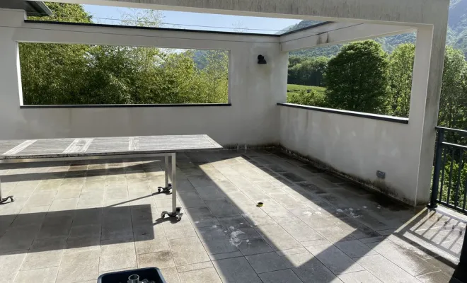 Nettoyage des murs et d’une terrasse avec traitement des champignons à Nay, Nay, Vincentretien